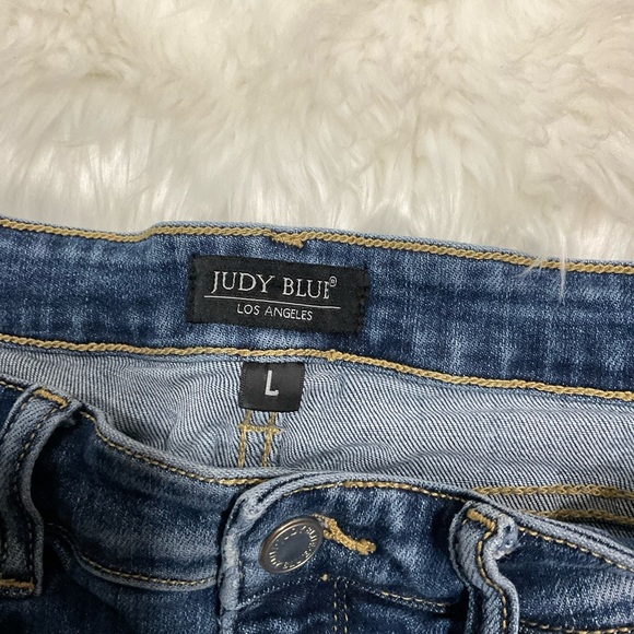 Judy Blue Denim Shorts Medium Wash - Picture 4 of 13